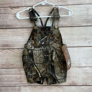 NEW WITH TAGS BASS PRO SHOPS REALTREE AP OVERALL SHORTS IN CAMOUFLAGE
